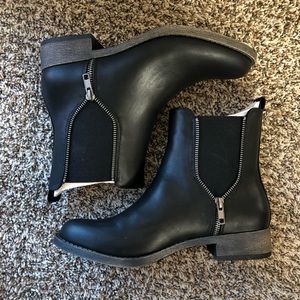 Rocket Dog Camilla Black Chelsea Boots NWT